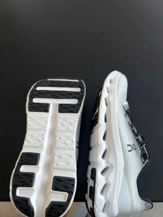 On Running Talla 42 Gris/Blanco