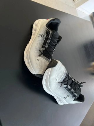 On Running Talla 42 Gris/Blanco