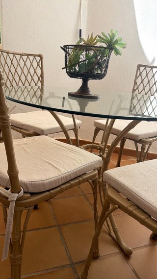 Mesa redonda cristal y 4 sillas de marca Kettal