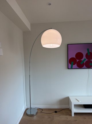 Lámpara Arco Kave Home Blanca y Plateada