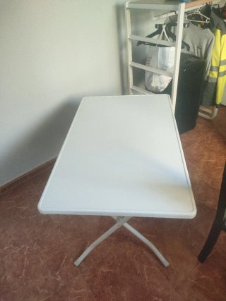 Mesa plegable blanca en perfecto estado