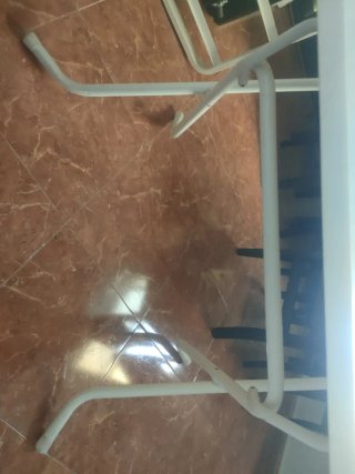 Mesa plegable blanca en perfecto estado