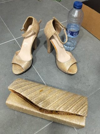 Zapatos de tacón. Si compras +pagas-.
