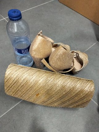 Zapatos de tacón. Si compras +pagas-.