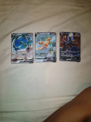 Cartas Pokémon Rayquaza V, Dragonite V, Umbreon V
