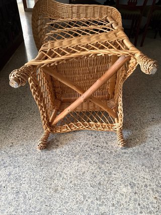Sillón de mimbre beige y marrón