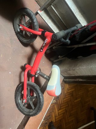 Bicicleta de aprendizaje roja + carrito paseo