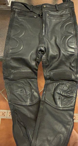Chaqueta y pantalón de piel para moto. Talla L.