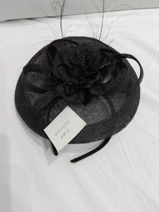 Tocado negro flor y plumas