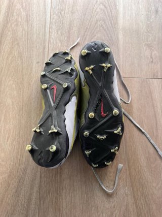 Zapatillas Nike Futbol Tacos  Blanco y Amarillo.