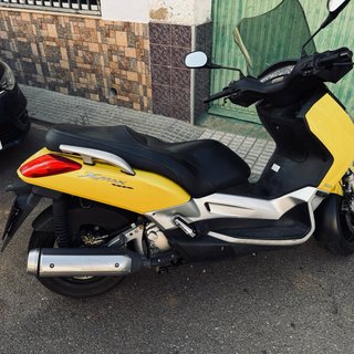 Yamaha Xmax Maxi Scooter Amarilla