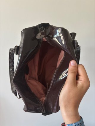 Bolso marrón charol con bolsillos