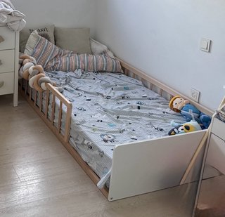Cama infantil con barreras de madera