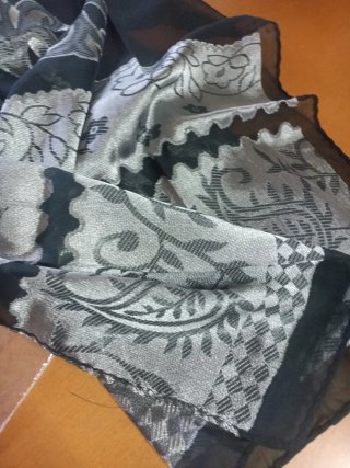Fular negro y plata con estampado