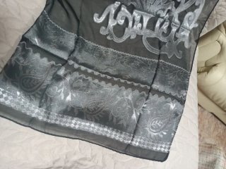 Fular negro y plata con estampado