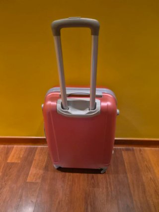 Maleta Rígida con Ruedas y dispositivo de segdad.