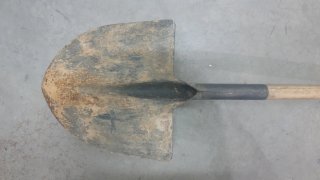 Rastrillo de jardín metálico con mango de madera