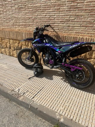 Moto Supermotard Negra y Morada