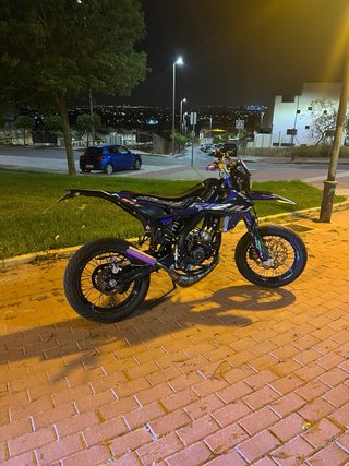 Moto Supermotard Negra y Morada