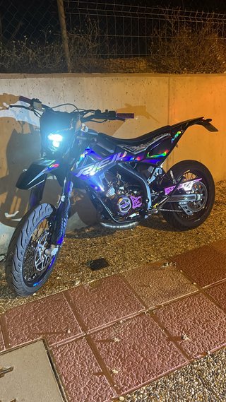 Moto Supermotard Negra y Morada