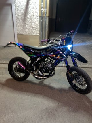 Moto Supermotard Negra y Morada