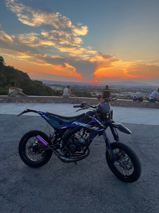 Moto Supermotard Negra y Morada