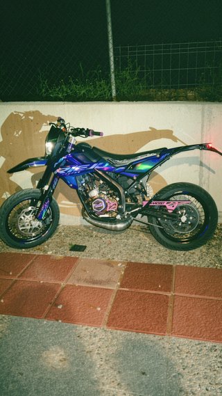 Moto Supermotard Negra y Morada