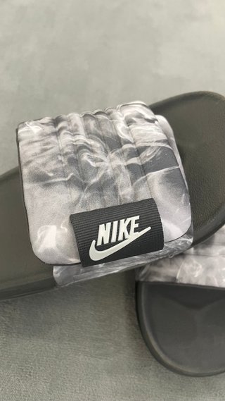 Ciabatte Nike con stampa fumo