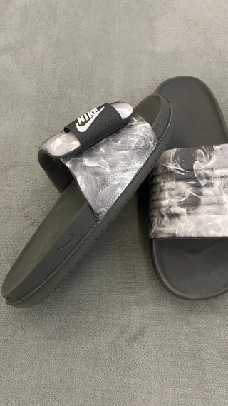 Ciabatte Nike con stampa fumo