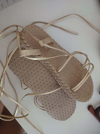 Sandalias doradas con tiras estilo gladiador