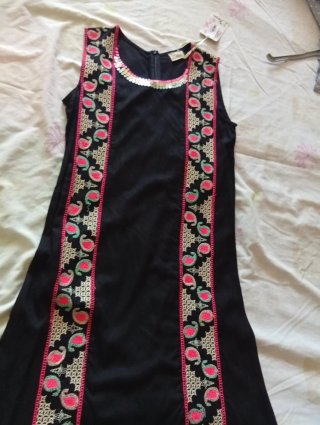 Vestido Sheva negro con bordado multicolor