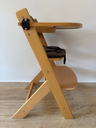 Trona de madera con cojín