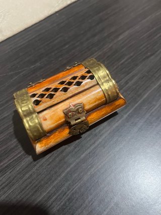 Antiguo joyero de madera y latón