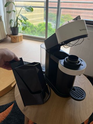 Cafetera Nespresso Vertuo Blanca y Negra