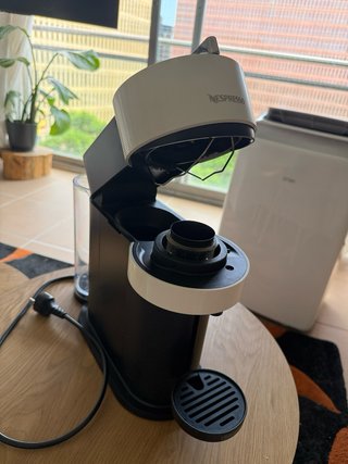 Cafetera Nespresso Vertuo Blanca y Negra