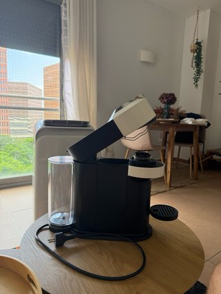 Cafetera Nespresso Vertuo Blanca y Negra