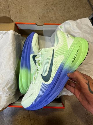 Nike Vomero 18 Verde y Morado