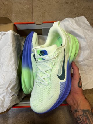 Nike Vomero 18 Verde y Morado