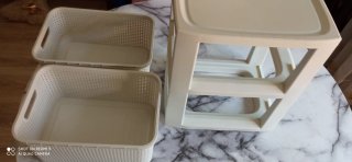 Cajonera de plástico beige y blanco