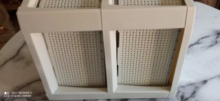 Cajonera de plástico beige y blanco