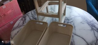 Cajonera de plástico beige y blanco