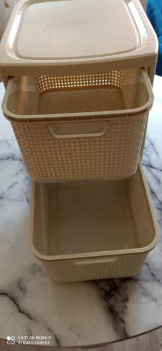 Cajonera de plástico beige y blanco