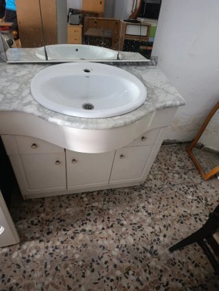 Mueble de baño con espejo y lavabo
