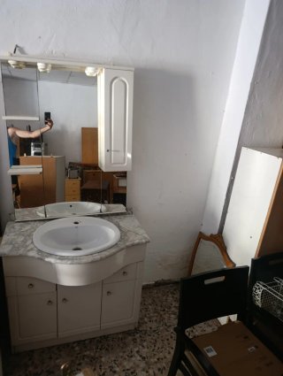 Mueble de baño con espejo y lavabo
