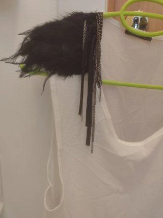 Maglietta bianca con spalle piume