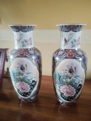 Jarrones de porcelana con flores y mariposas