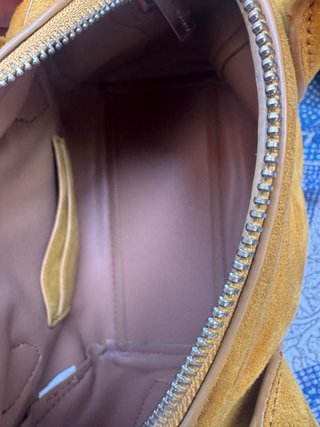 Bolso ante mostaza con correa étnica