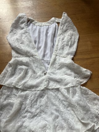 Vestido blanco con volantes
