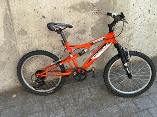 Bicicleta infantil naranja con seis velocidades
