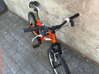 Bicicleta infantil naranja con seis velocidades